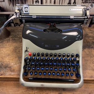 Olivetti Lexikon 80 skrivmaskin i 3+*-stjärnigt skick, Vintage skrivbordsskrivmaskin, (nr 2441738), år 1954