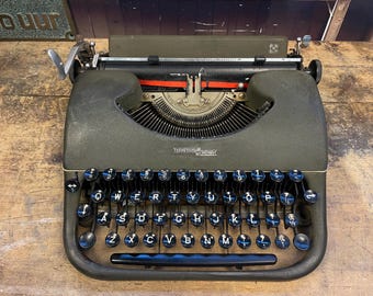 Swissa Piccola Typewriter in 3-star condition, Vintage Fully Functional Typing Machine, Dark Green, 1960s, Portable Including a Case