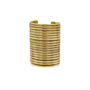 Könnte beinhalten: Ein goldfarbenes Metall-Armband mit geflochtenem Design. Das Armband besteht aus mehreren übereinanderliegenden Bändern.