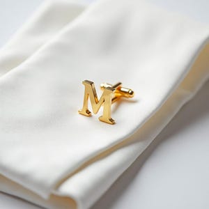 Gemelos con inicial M de latón chapado en oro, joyería de moda, joyería personalizada con la letra M, regalo para cumpleaños, gemelos de camisa, regalo para él, ON-13E