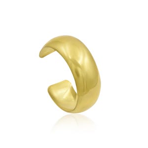 Könnte beinhalten: Ein goldener Ohrring mit glattem, abgerundetem Design. Der Ohrring ist an einer Seite offen und hat eine leichte Biegung, um sich dem Ohr anzupassen.