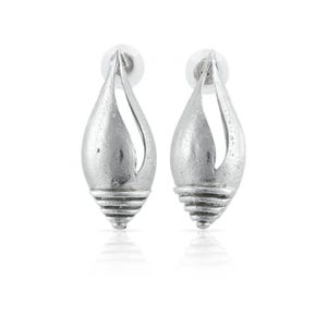 Può includere: Un paio di orecchini argentati a goccia. Ogni orecchino presenta una forma a goccia cava e allungata con una superficie strutturata e un design a spirale alla base. Gli orecchini hanno una chiusura a perno.