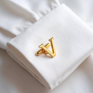 Gemelos con la letra V para hombre, de latón chapado en oro, de alta calidad, personalizados, con letras y palabras, ON-22E
