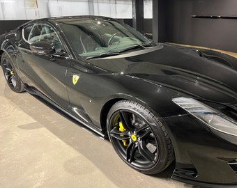 Pour l'extension de jupes latérales en fibre de carbone de la Ferrari 812