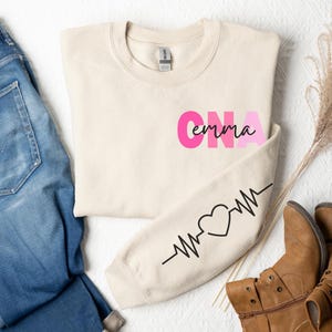 Sweatshirt Cna personnalisé, Sweatshirt Cna personnalisé, Sweatshirt Cna personnalisé avec battement de coeur sur la manche, Sweatshirt Cna nom personnalisé, Infirmière