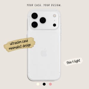 Puede incluir: Una funda de teléfono transparente sobre un smartphone con tres lentes de cámara traseras. El texto dice: YOUR CASE. YOUR DESIGN., ultraslim case minimalist design y thin & light. Tres círculos pequeños en crema, negro y rosa están abajo.