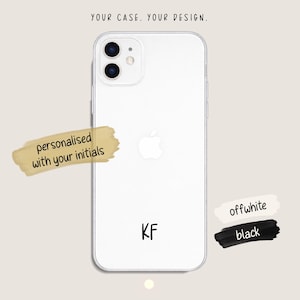 Könnte beinhalten: Eine transparente Smartphone-Hülle mit dem Text "YOUR CASE. YOUR DESIGN." oben und den Initialen "KF" in schwarzer Schrift unten. Eine beige Pinselstrich-Grafik mit dem Text "personalised with your initials" ist zu sehen.