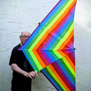 Cerf-volant Delta arc-en-ciel : personnalisable et fabriqué à la main au Royaume-Uni.