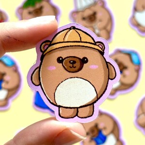 Adesivo de vinil fofo de urso amarelo com chapéu kawaii, holográfico, à prova d'água, planejador de diário, scrapbooking, presente de animal, papelaria estética, companheiro de mesa
