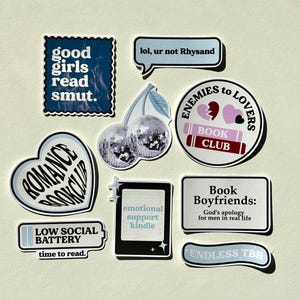 Peut inclure: Un ensemble de huit autocollants en vinyle avec des motifs sur le thème des livres. Le texte inclut : good girls read smut, lol, ur not Rhysand, ENEMIES to LOVERS BOOK CLUB, ROMANCE BOOKCLUB, LOW SOCIAL BATTERY time to read, emotional support kindle, Book Boyfriends: God's apology for men in real life, et ENDLESS TBR. Inclut un graphique de cerises boule à facettes.