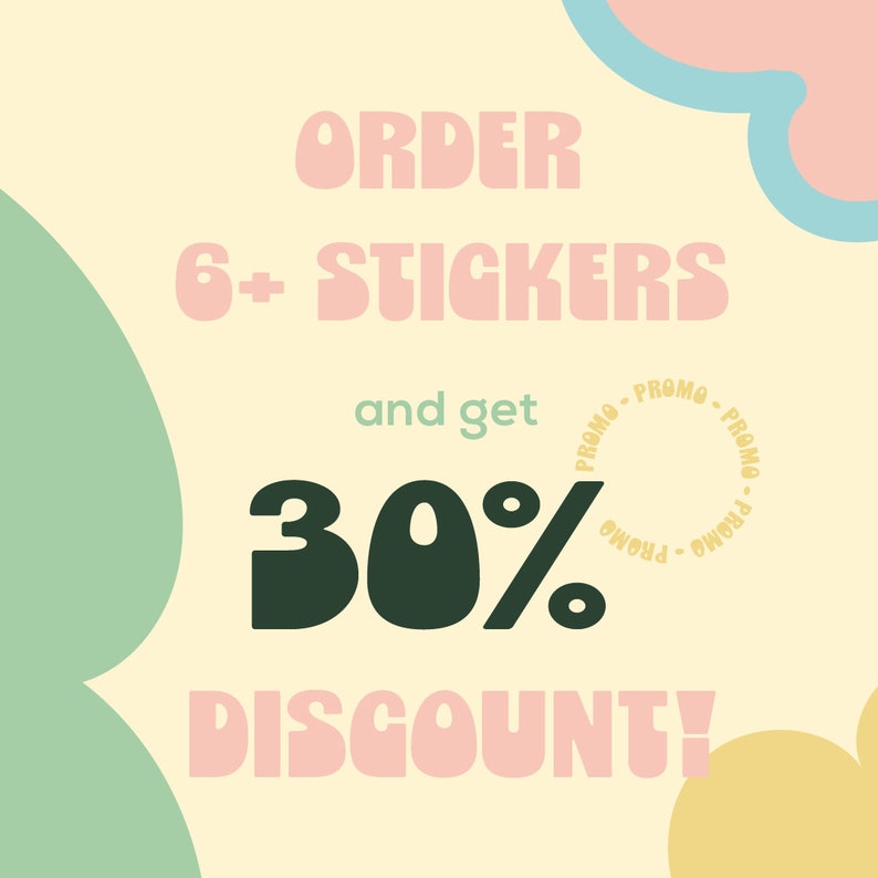 Pu&ograve; includere: Uno sfondo giallo con un design astratto rosa, blu e verde. Il testo "ORDER 6+ STICKERS and get 30% DISCOUNT!" &egrave; scritto in un carattere audace e giocoso.