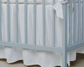 JUPE DE BERCEAU BLANCHE en coton élégante, minimaliste, lit de bébé fait main, jupe de lit de bébé