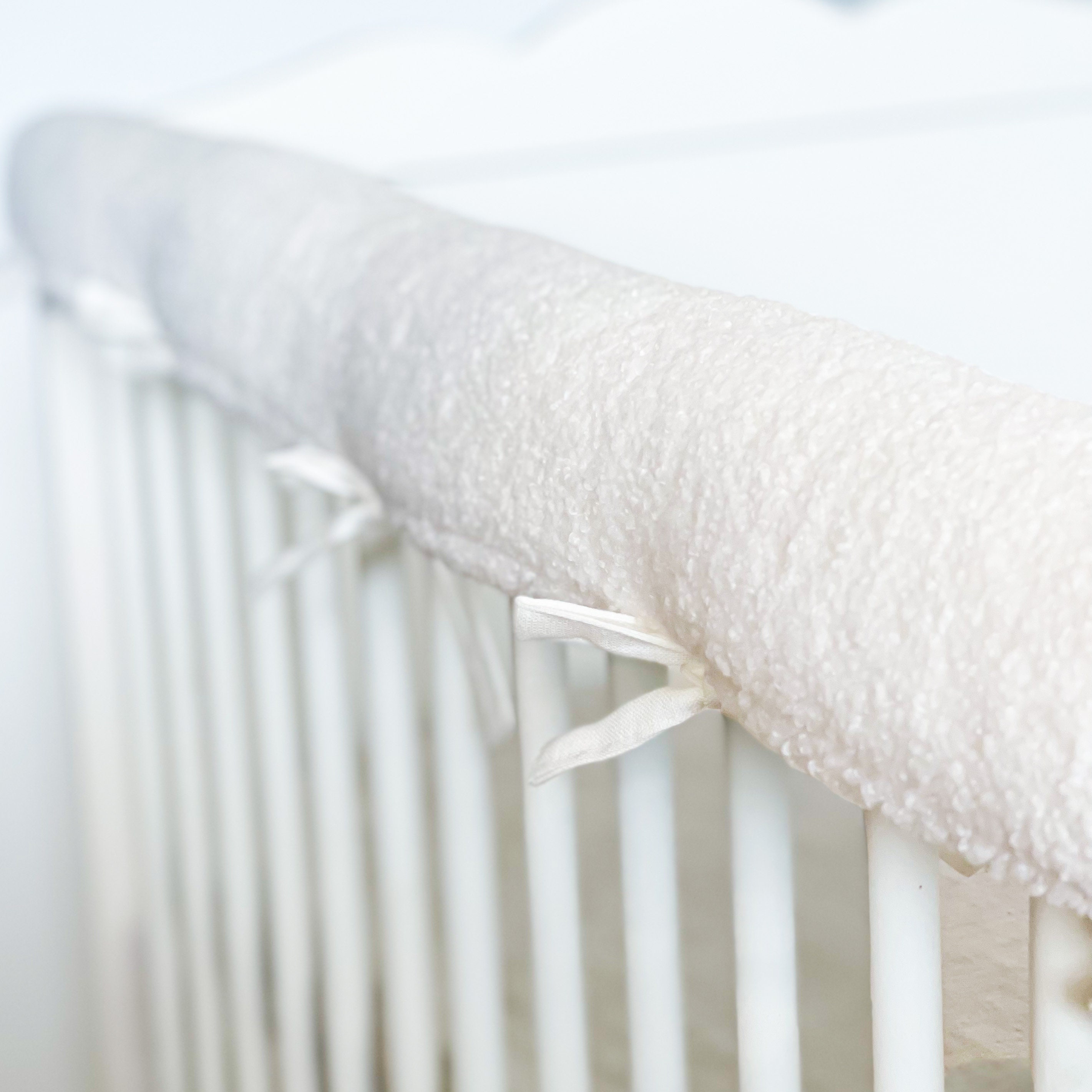 Cozy and Protective Crib Rail Cover White Teddy Material - Soft Filling Included - Perfect for Your Baby's Safety and Comfort!