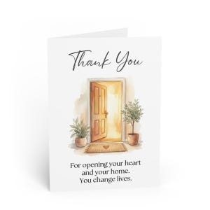 Peut inclure: Carte de vœux blanche pliée avec l'inscription "Thank You" en écriture élégante. La carte présente une illustration à l'aquarelle d'une porte ouverte, de plantes en pot et le texte "For opening your heart and your home. You change lives."