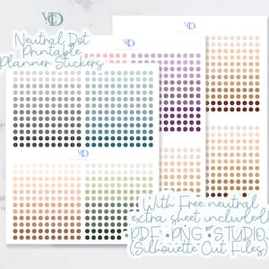 以下が含まれることがあります： グレー、ティール、パープル、ブラウン、ベージュ、グリーンのニュートラルカラーのドットが付いた、印刷可能なプランナー用ステッカー。ステッカーシートには、「Neutral Dot Printable Planner Stickers」と「With Free neutral extra sheet included! PDF PNG STUDIO3 (Silhouette Cut Files)」のラベルが貼られています。