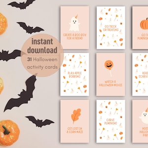 Puede incluir: Un conjunto de 31 tarjetas de actividades de Halloween imprimibles con ilustraciones de calabazas, fantasmas, murciélagos y dulces. Las tarjetas presentan actividades como "Ir a pedir dulces", "Crear una caja de Boo para un amigo", "Jugar a la pesca de manzanas", "Ver una película de Halloween", "Leer un libro de miedo", "Tallar calabazas", "Perderse en un laberinto de maíz", y "Organizar una fiesta de Halloween".