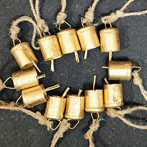 Campanelli di latta in ferro con corda di iuta, da appendere alla parete, vintage, rustici, dorati, da 1,5 pollici