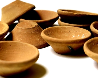 12 Diya In Terracotta Per Diwali – Lampade In Argilla Tradizionali, Fatte A Mano, Om Design – Regalo Perfetto