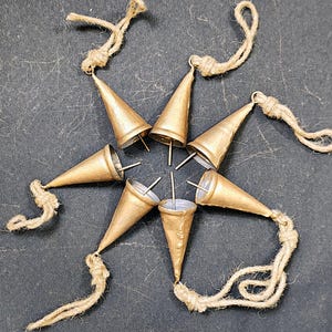 Campanelli in ferro da 3 pollici con corda di iuta a forma di cono, campanellino Jingle Chime, decorazione da parete, campana rustica vintage, ornamenti artigianali dorati, campanaccio