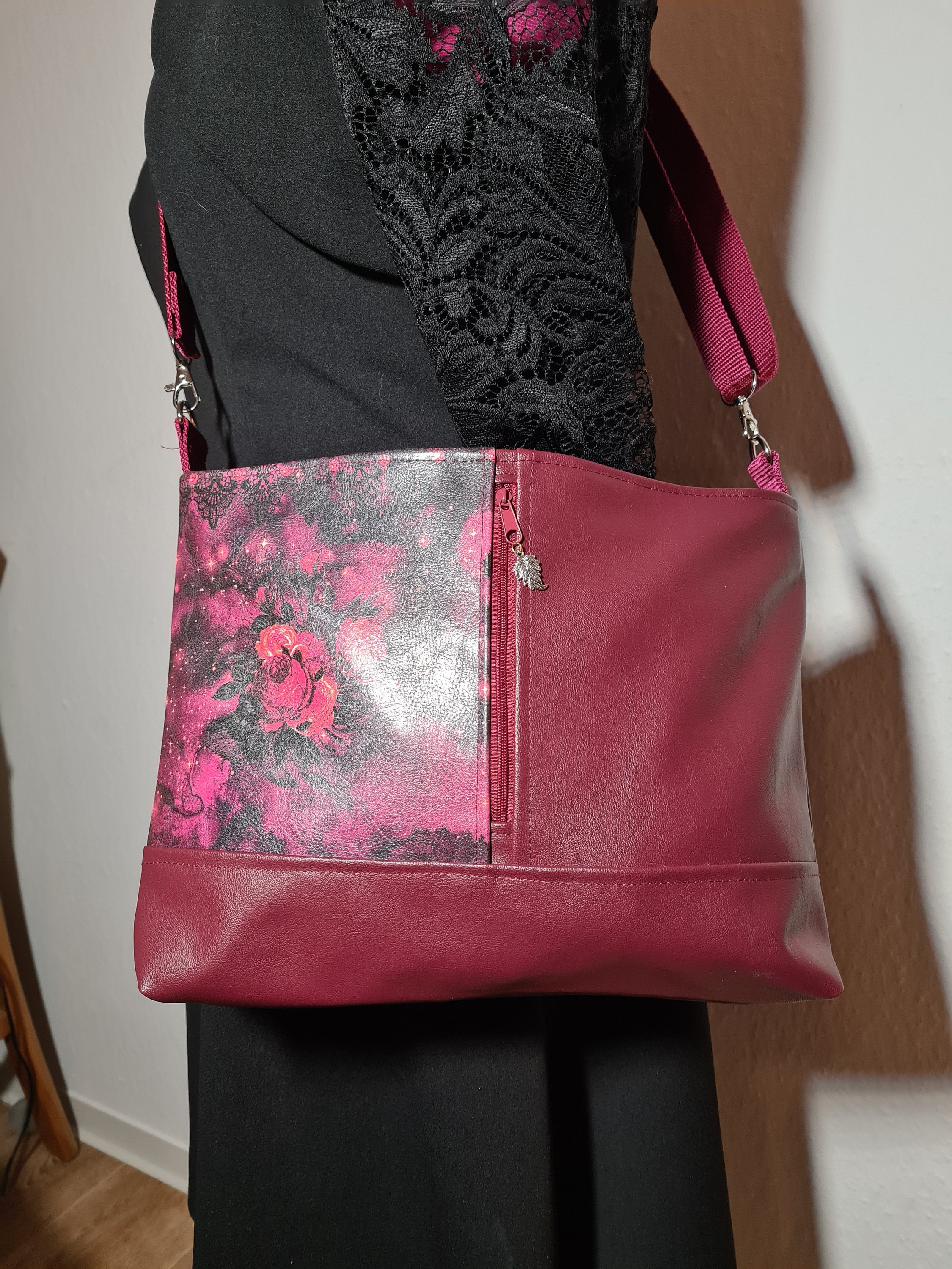 Handtasche Damen – Umhängetasche mit roten Rosen Charms – Schultertasche  Bordeaux – Stilvolles Accessoire und Geschenkidee