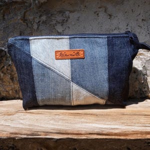 Jeanstasche mit Handgelenksschlaufe | Upcycling Patchwork | 14x22x3 cm | Nachhaltige Kosmetiktasche mit Innenfächern