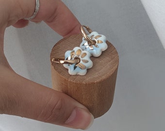 Baby blue flower porcelain creoles with gold pattern, gold-plated ring with ceramic daisy charm, handcrafted jewel, gift for her