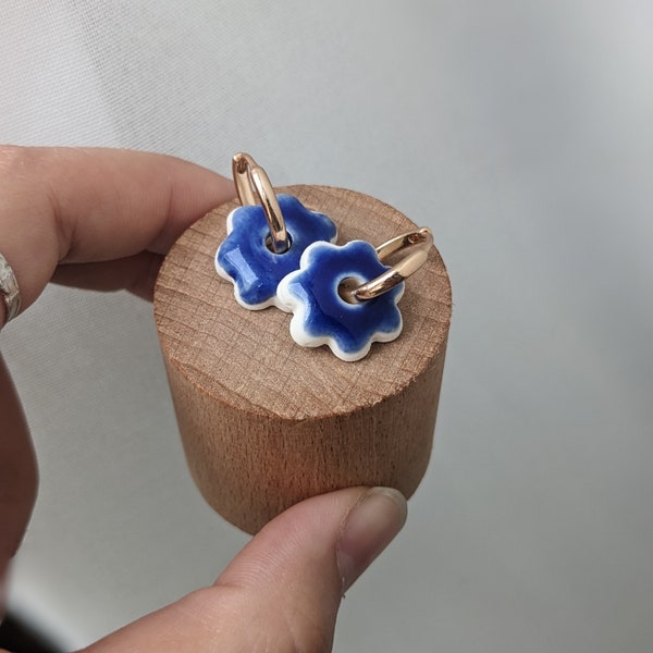 Créoles porcelaine fleur bleue cobalt unie, anneau plaqué or breloque marguerite céramique