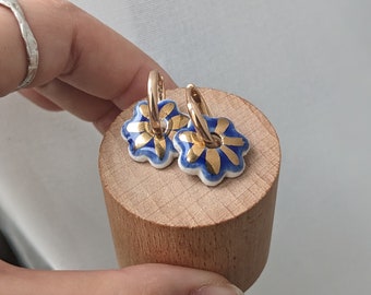 Cobalt blue flower porcelain creoles decorated with gold, gold-plated ring with ceramic daisy charm, handcrafted jewel, gift for her