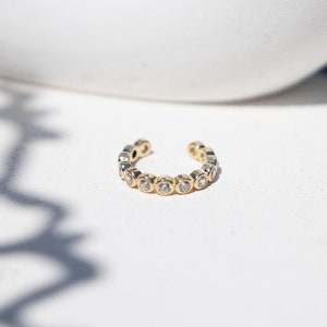 14K Gold Vollrunde Pave Ohrmanschette, Solid Gold Knorpelohrring, Diamant Knorpelohrring, Gefälschter Ohrring, Zierlicher Gold Verstellbarer Ohrring