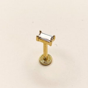 14K Solid Gold Single Baguette Cut Shape Tragus Piercing, Cz Tragus Piercing, Daith Piercing, Kolczyk do uszu ze sztyftem, 14K Gold Tragus Kolczyk