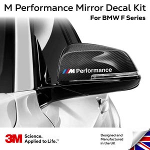 Könnte beinhalten: Schwarzer Autospiegel mit Carbonfaser-Design und dem Text "M Performance". Der Spiegel zeigt das BMW-Logo und den Text "M Performance Mirror Decal Kit For BMW F Series". Das 3M-Logo und der Text "Science. Applied to Life." sind ebenfalls sichtbar.