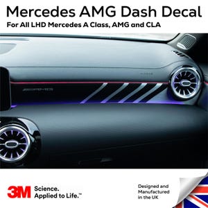 Puede incluir: Una calcomanía negra para el salpicadero de Mercedes AMG con detalles plateados y rojos. Diseñada para modelos LHD Mercedes Clase A, AMG y CLA. La imagen muestra la calcomanía instalada en el salpicadero de un coche, con el logotipo AMG visible.