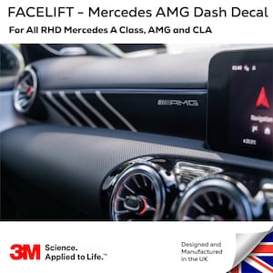 Puede incluir: Calcomanía negra para el salpicadero de Mercedes AMG. La imagen muestra el interior de un coche con el logotipo AMG visible. La calcomanía está diseñada para los modelos Mercedes A Class, AMG y CLA. También se ve el logotipo de 3M y texto que indica la fabricación en el Reino Unido.
