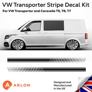 Pode incluir: Uma carrinha VW Transporter branca com decalques de riscas pretas. A imagem inclui o texto "VW Transporter Stripe Decal Kit" e "For VW Transporter and Caravelle T5, T6, T7". Os decalques são pretos e projetados para o veículo.