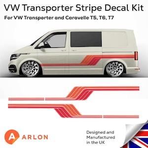 Puede incluir: Kit de calcomanías de rayas para VW Transporter y Caravelle T5, T6, T7. La imagen muestra una furgoneta blanca con calcomanías de rayas rojas y naranjas. Las calcomanías también se muestran por separado. El texto "ARLON" y "Diseñado y fabricado en el Reino Unido" son visibles.