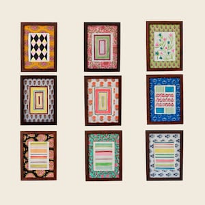 以下が含まれることがあります： 異なるパターンとデザインの額装された写真が9枚。フレームはすべて茶色の木で、写真はすべて異なる色とパターンです。