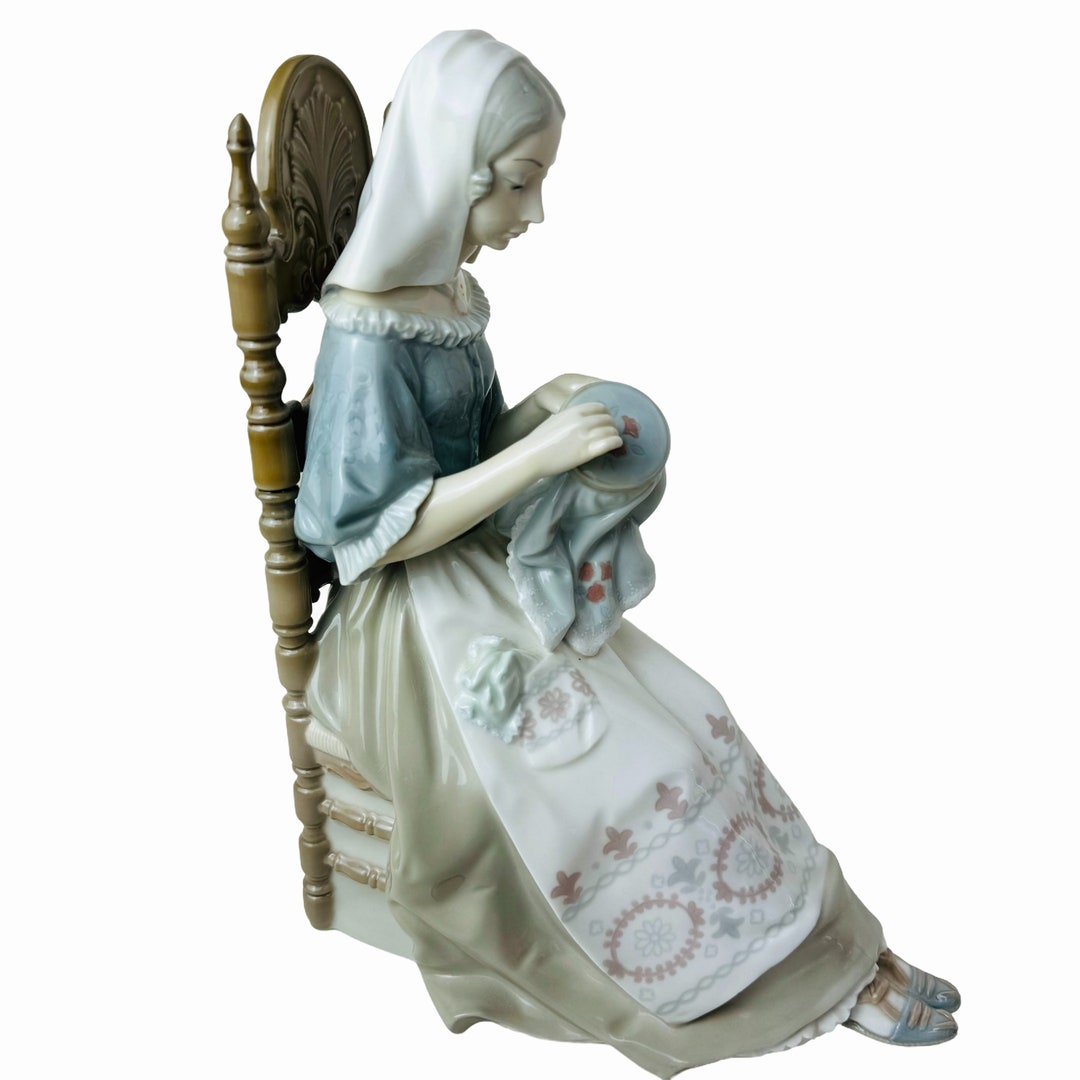 Rare Find LLADRO Porcelain Lady Figurine 11 1/2 Tall Embroidering in