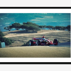 Wydruk fotografii artystycznej - CART Indy Car Racing Juan Pablo Montoya na torze wyścigowym Laguna Seca Raceway w Kalifornii Oprawiona sztuka ścienna