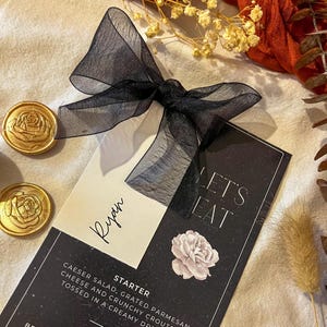 Menu z kartą miejsca, spersonalizowane karty menu weselnego z dołączonymi etykietami z nazwiskami gości, elegancki prezent na wesele, menu na wydarzenie ze wstążką
