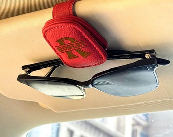 Groomsmen-zonnebrilhouder: lasergegraveerde autoklep van PU-leer