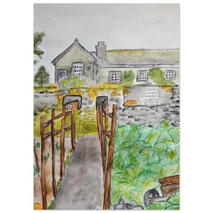 Peut inclure: Aquarelle d'un cottage en pierre avec un toit gris et plusieurs fenêtres. Une clôture en bois mène au cottage, avec un jardin de feuillage vert et une brouette au premier plan. Le ciel est nuageux.