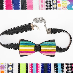 Ras de cou réglable Queer Pride avec nœud papillon en bois teint à la main | Ruban personnalisable | Bijoux tendance LGBTQ+