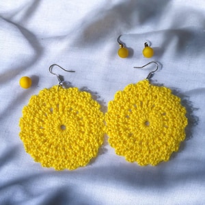 Boucles d&#39;oreilles en fil de crochet jaunes - Bijoux bohèmes faits main, idée cadeau unique pour elle, design léger et élégant