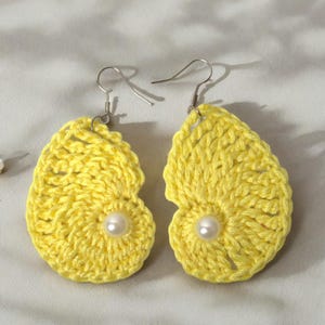 Boucles d&#39;oreilles jaunes faites main au crochet - Boucles d&#39;oreilles pendantes bohème chic, bijoux légers, cadeau unique pour femme - Boucles d&#39;oreilles pendantes en fil de fer artisanal