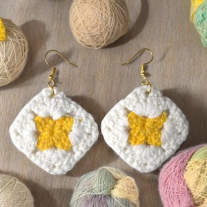 Boucles d&#39;oreilles carrées jaunes et blanches faites à la main, bijoux bohème géométriques légers, pendentifs hypoallergéniques, cadeau pour elle