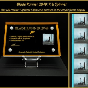 Può includere: Un'esposizione di cella cinematografica incorniciata di Blade Runner 2049. La cornice nera ha finiture dorate e include una cella cinematografica, il titolo del film e del testo. L'esposizione è su un supporto trasparente. La cella cinematografica mostra una scena.