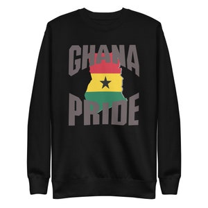 Peut inclure: Sweat-shirt noir avec le texte "GHANA PRIDE" en lettres grises. Le texte est centré sur le sweat-shirt et est entouré d'un contour du pays du Ghana aux couleurs du drapeau ghanéen : rouge, jaune et vert.