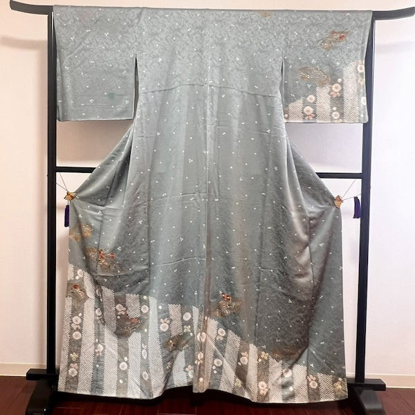 Beautiful Homon-gi Kimono in grey silk with delicate flower designs combined with a special fabric workmanship. Dated Japan Showa/Heisei