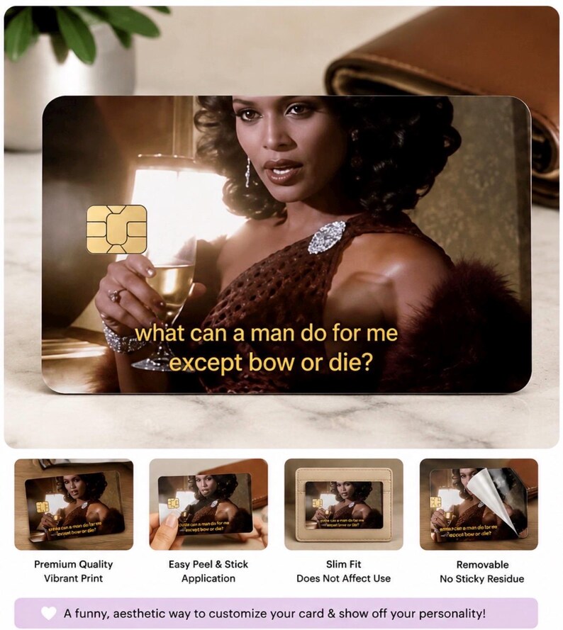 K&ouml;nnte beinhalten: Eine individuelle Karte mit einer Frau, die ein Weinglas h&auml;lt, mit dem Text "what can a man do for me except bow or die?". Die Karte hat einen goldenen Chip und wird mit anderen Karten und einer Brieftasche gezeigt.