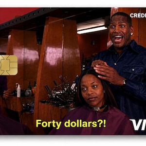 K&ouml;nnte beinhalten: Kreditkartendesign mit einer Filmszene. Die Karte zeigt einen Mann und eine Frau in einem Salon, mit dem Text "Forty dollars?!" und dem Visa-Logo. Die Karte hat auch einen goldenen Chip.